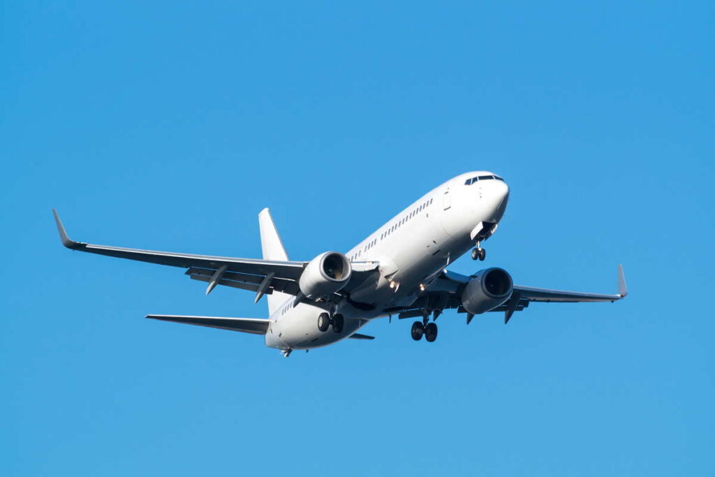 Boeing 737, fast jet in air